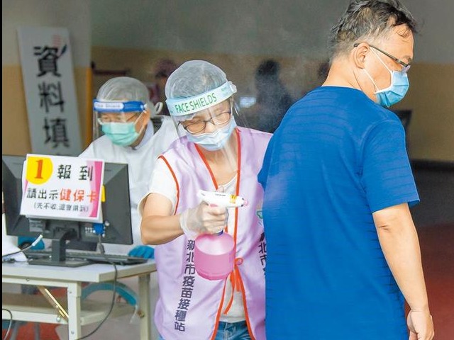 新冠疫苗多打会更好吗？台湾男子钻漏洞混打三种疫苗，医生错愕：以为在吃补药吗？