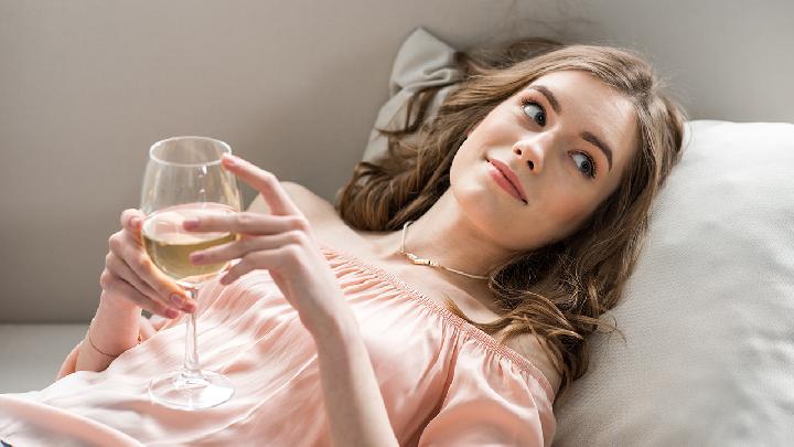 女人做爱性交疼痛是怎么回事？可以借助润滑油改善性生活吗