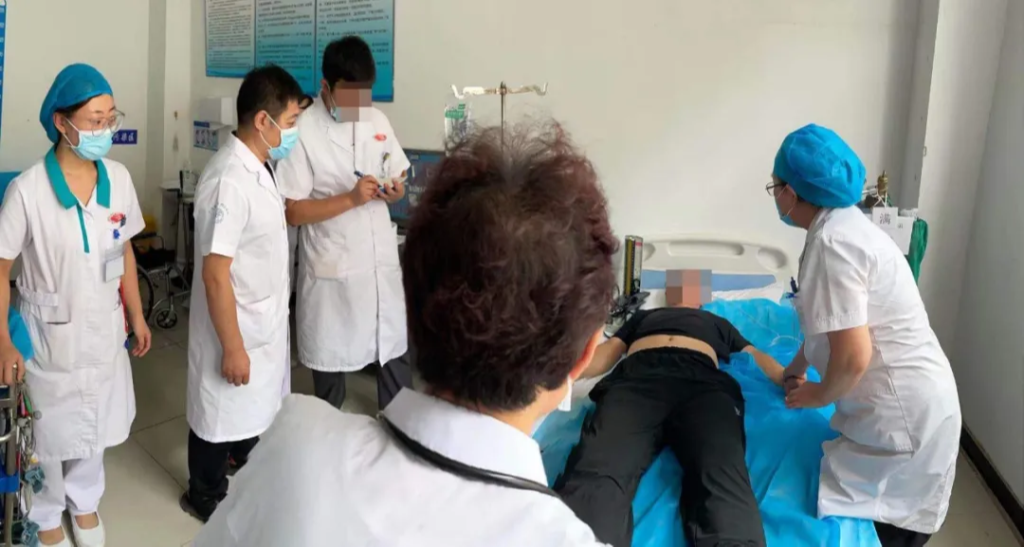 医者仁心，大爱无疆，北京广济医护人员紧急救助晕倒的外卖小哥，目前情况稳定