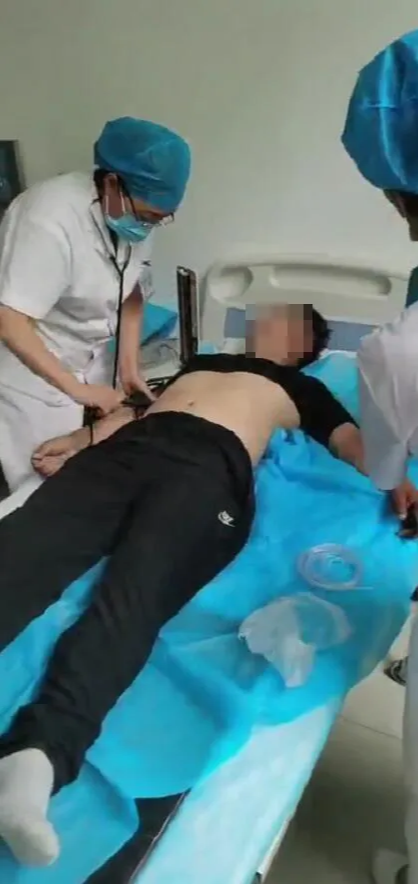 医者仁心，大爱无疆，北京广济医护人员紧急救助晕倒的外卖小哥，目前情况稳定