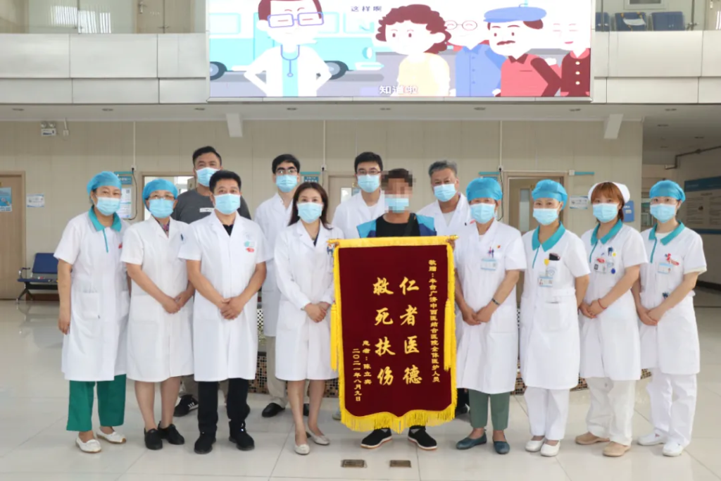 医者仁心，大爱无疆，北京广济医护人员紧急救助晕倒的外卖小哥，目前情况稳定