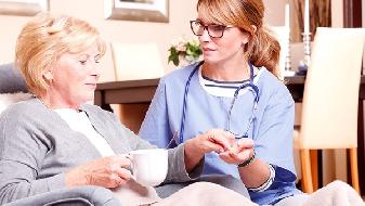 人到中年如何预防骨质疏松？应该积极参加户外活动