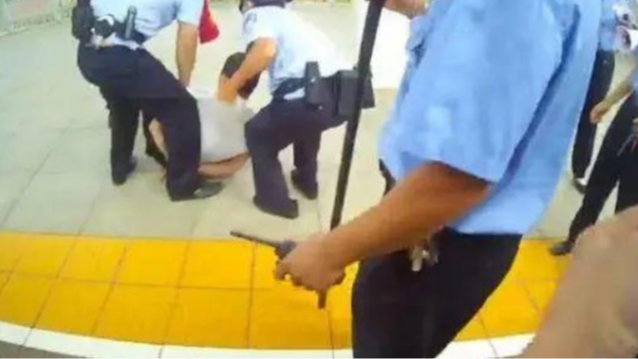 广西高铁一男子拒戴口罩 连续扇打女列车员头部和脸部 目前已被行拘15日
