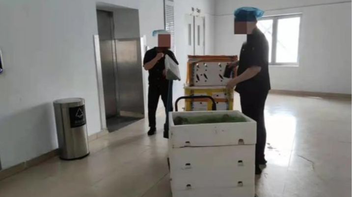 执法人员上门 胖哥俩肉蟹煲涉事门店店员提前丢弃店内食材