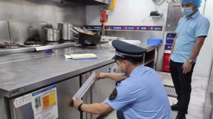 执法人员上门 胖哥俩肉蟹煲涉事门店店员提前丢弃店内食材
