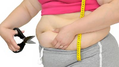 体重过高会缩短寿命 少吃多动健康瘦身。