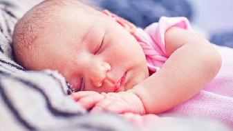 新生儿一次吃多少毫升奶？新生儿喂奶粉量及次数？