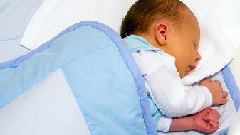 新生儿喂奶的正确姿势图解？新生儿怎么喂奶粉才是正确的？