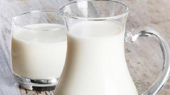 健康提醒：喝牛奶不宜“一口闷”