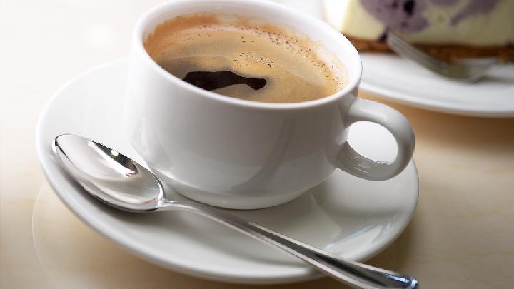早上喝咖啡容易导致钙质流失