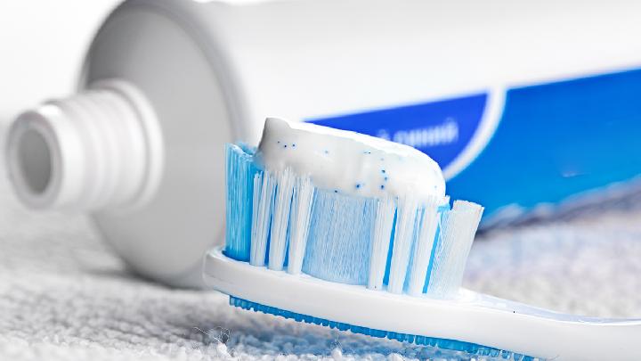 使用普通牙膏清洁假牙可能适得其反
