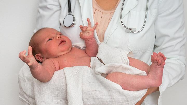 新生儿如何换尿布不会冷到 给新生儿换尿布的正确流程