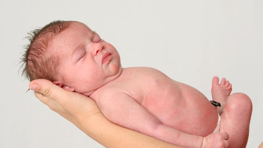 新生儿总是打喷嚏是什么原因 新生儿总打喷嚏正常吗
