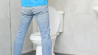 男性尿道流出少量液体是什么？男性尿道为什么会流出少量液体？