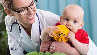 宝宝呛奶性肺炎早期症状表现 宝宝为什么会呛奶