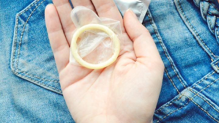 避孕套的正确使用方法有哪些  使用避孕套时需要注意哪些细节