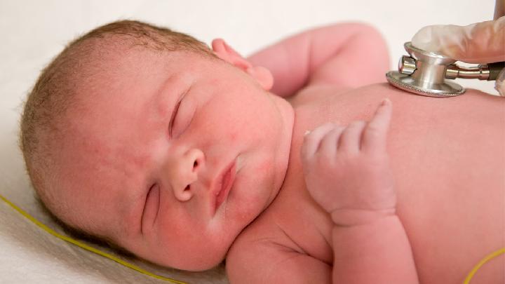 为什么婴儿睡觉总是举着手 姿势像投降