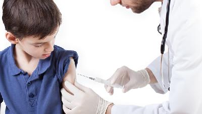 我国新冠疫苗开始接种 第一批志愿者接受新冠疫苗注射