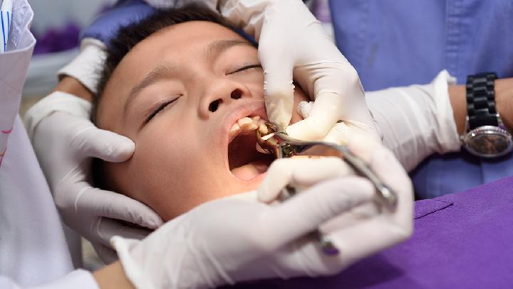 牙龈萎缩和牙齿松怎么预防