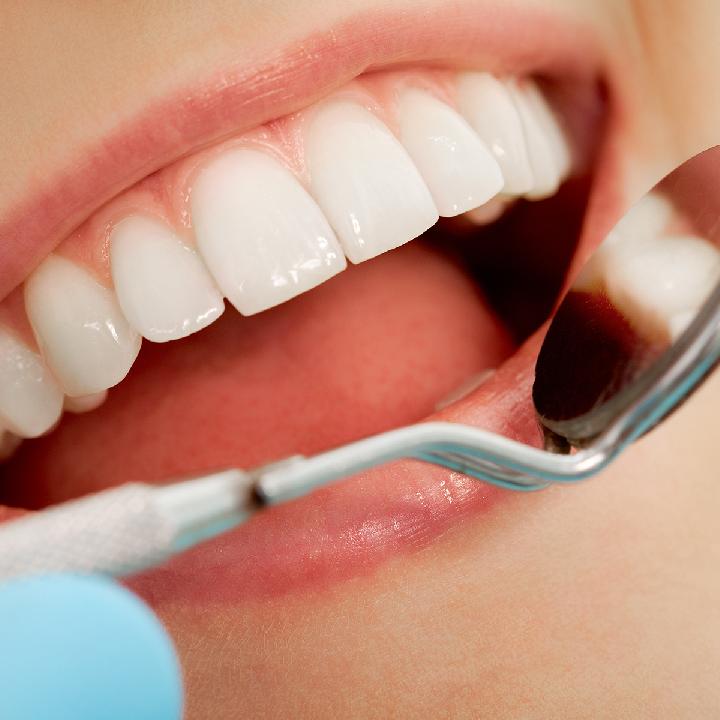 牙龈炎：牙龈出血、刷牙时出血、咀嚼时出血