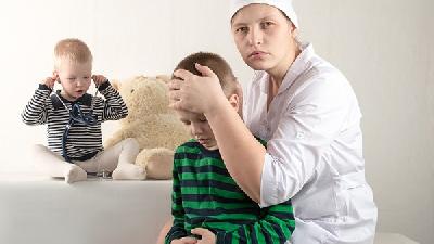哪些行为会伤害到孩子的脊柱  家长注意5个习惯会伤害宝宝脊柱