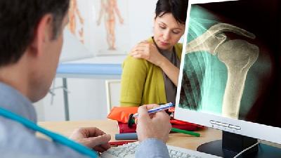 外伤性股骨头坏死症状是什么呢?