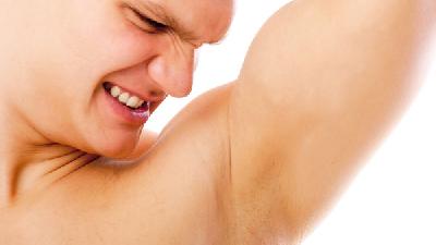 腋臭常发生在身体的哪个部位?