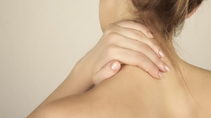 颈椎病的症状可能会出现颈肩酸痛