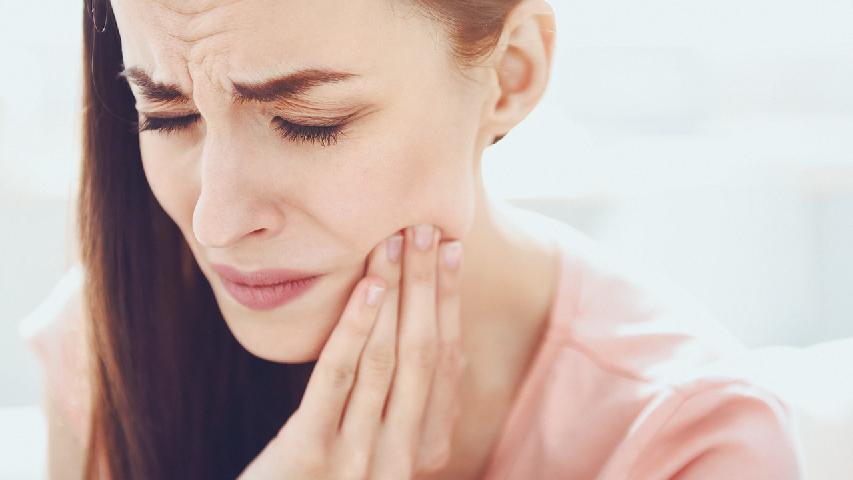 面瘫的症状可能会出现耳垂后部疼痛