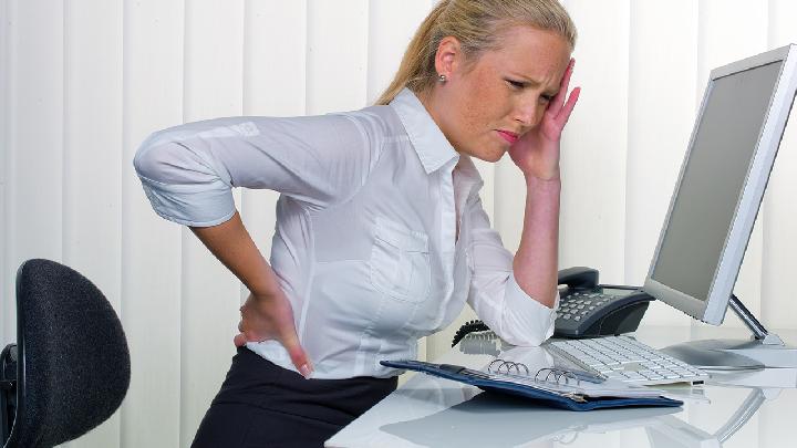 腰肌劳损的早期症状会让患者会出现腰或腰骶部疼痛