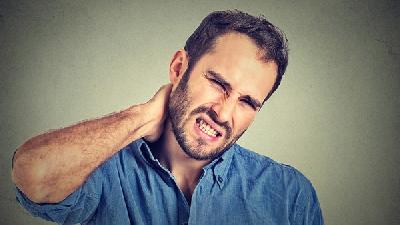 颈椎病的症状表现多为颈后与肩背部疼痛