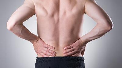 腰肌劳损长期发作的话会导致腰背部酸痛不适
