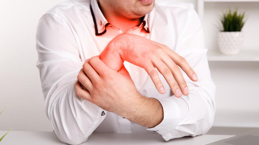 多汗、面色潮红是常见的手汗症的临床症状