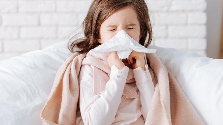 小儿支气管哮喘是怎么引起的？