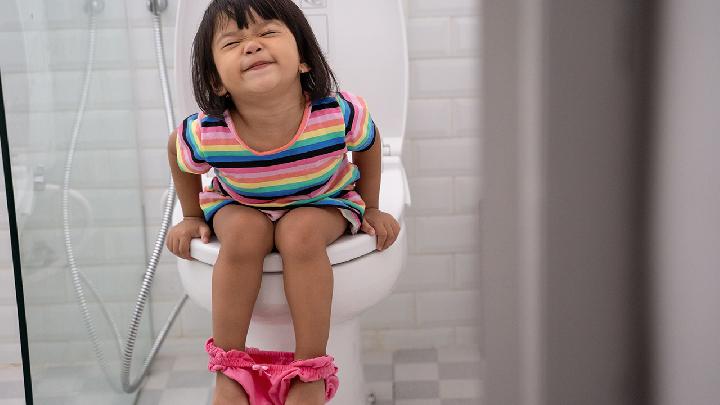 小儿尿崩症是怎么引起的？