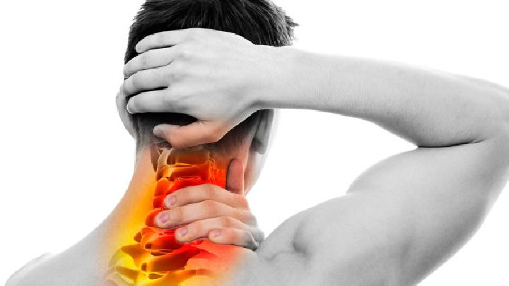 典型的脊椎畸形的症状有哪些