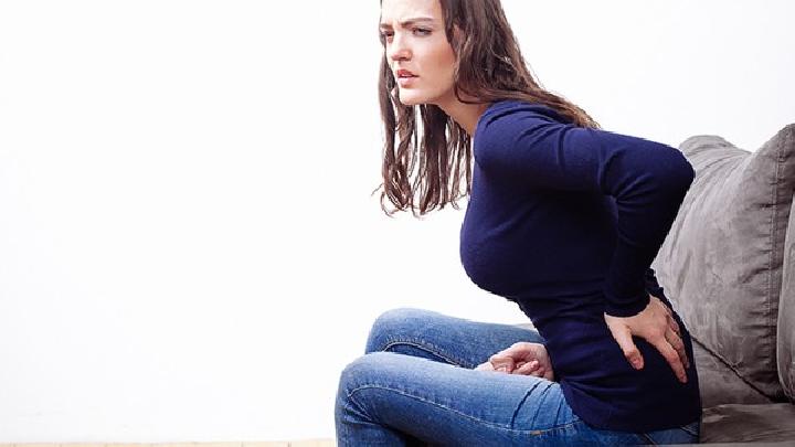 腰椎间盘突出的早期症状中腰痛是比较常见的一种