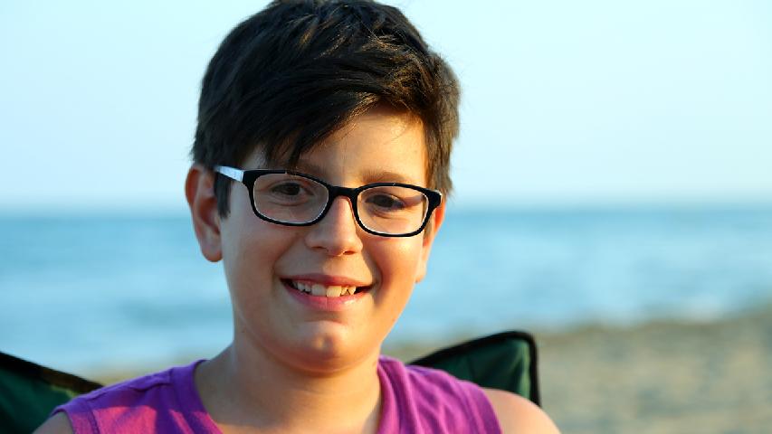 穴位按摩配合远红外敷贴可治疗近视眼