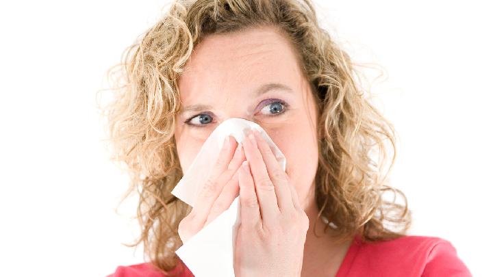 有哪些原因造成的过敏性鼻炎？