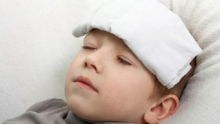 孩子发烧不能只用退烧药。