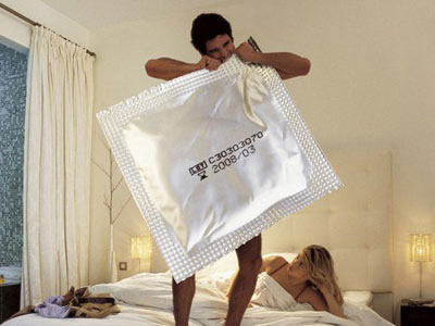女用避孕套裸身演示图片