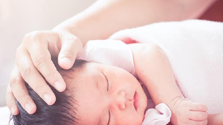 爸爸妈妈们应该如何抱新生宝宝教你婴儿科学正确的抱法