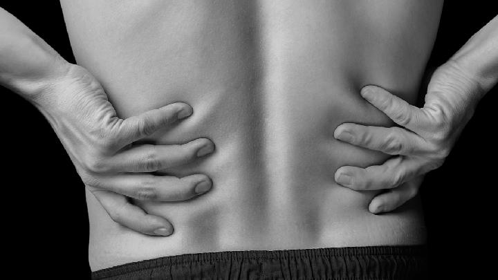 运动员胸背与腰背痛有哪些表现及如何诊断？