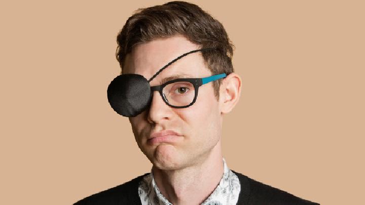 佩戴隐形眼镜会导致干眼症的出现