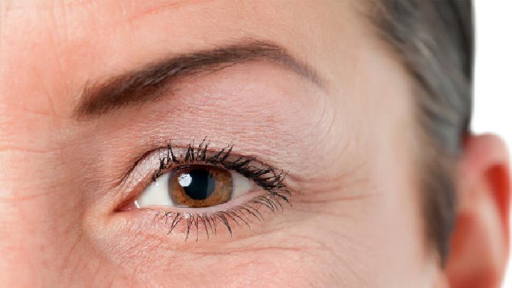 间歇性眼球突出症是由什么原因引起的？
