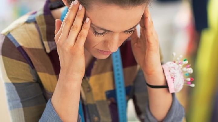 颅内占位性病变引起的头痛有哪些表现及如何诊断？