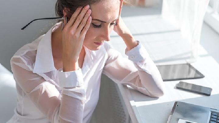 如何缓解女性经期偏头痛？