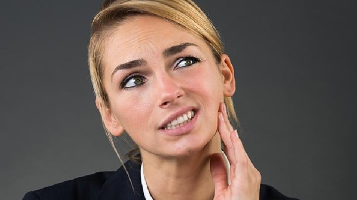 唇舌水肿及面瘫综合征是由什么原因引起的？