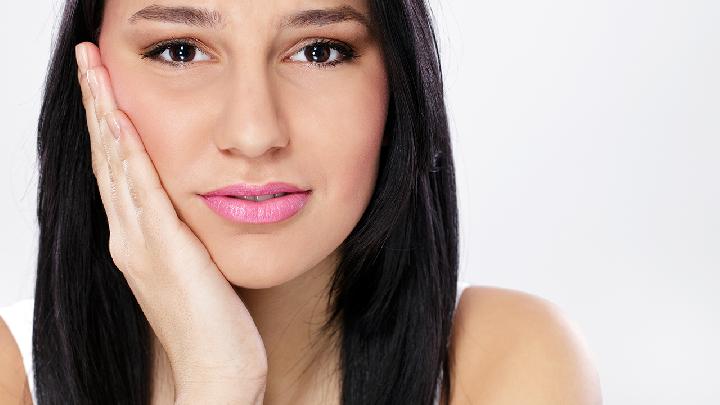 面瘫唇肿裂纹舌综合征是由什么原因引起的？
