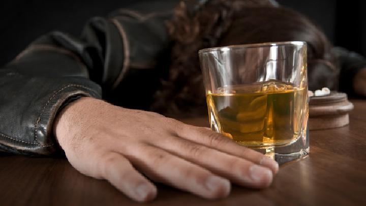 慢性酒中毒可以引发脑萎缩